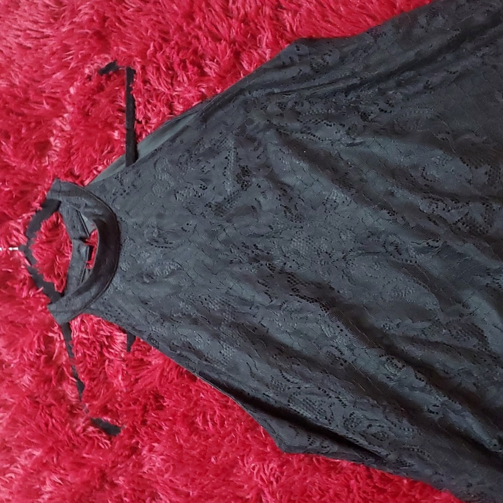 Fully lined lace sleeveless top